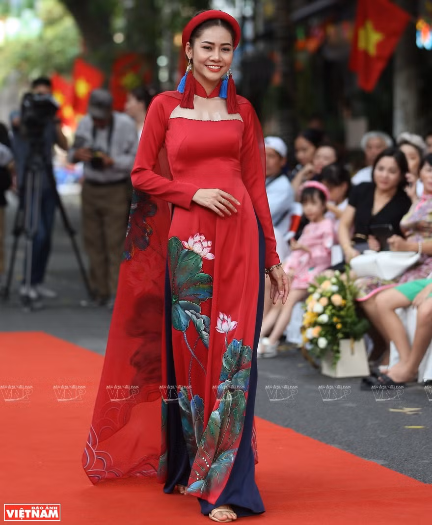 Diseño de Ao Dai, túnica tradicional de la mujer vietnamita (Fuente: VNA)