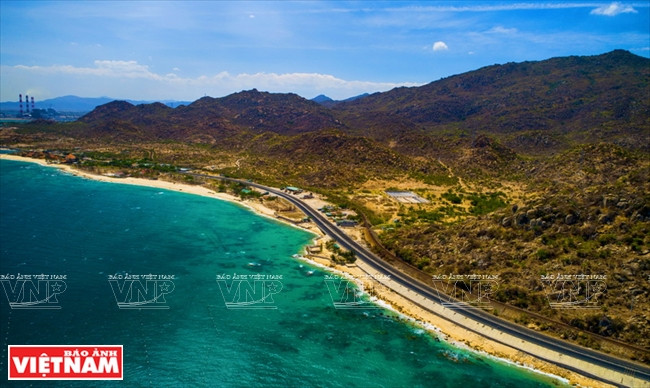 La playa de Ca Na, donde las vías y ferrocarriles corren más cerca del mar. (Foto: VNA)