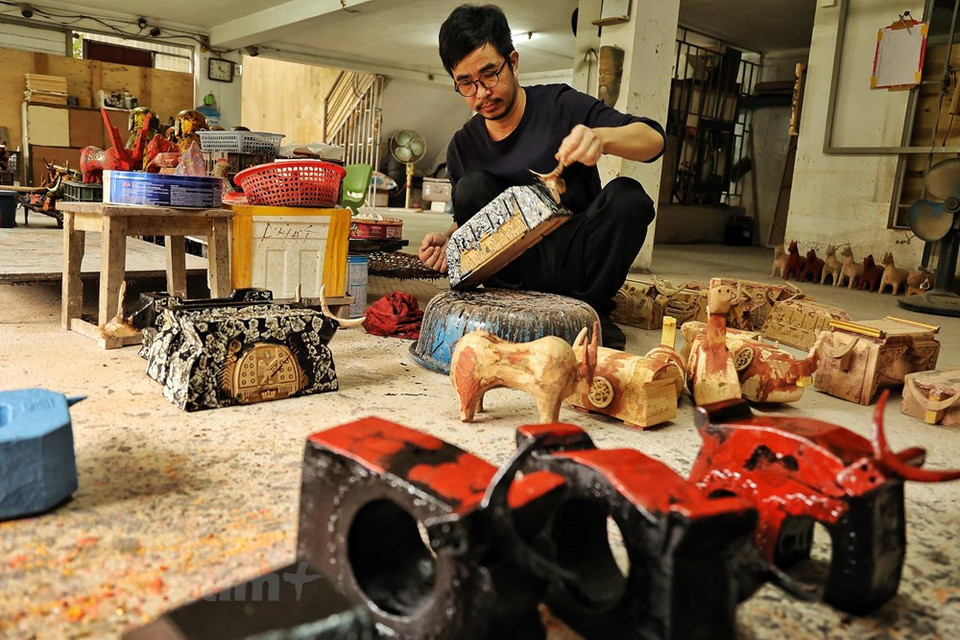 Nguyen Tan Phat es un ciudadano de la tierra Doai, ubicada en la comuna de Son Tay de Hanoi. con talento para dibujar que acompaña de su amor y pasión por aprender el arte tradicional. Tan Phat estudió en la Universidad de Artes Bellas para mejorar su capacidad. Desde 2010 hasta la fecha, ha recibido continuamente múltiples galardones y reconocimientos de Hanoi y muchas localidades, como el primer premio del concurso de diseño de productos artesanales de Hanoi en 2014 y 2019. En 2017, a los 34 años de edad, Nguyen Tan Phat tuvo el honor de recibir el título de "Artesano de Hanoi" por parte del Comité Popular municipal. (Fuente:Vietnam+)