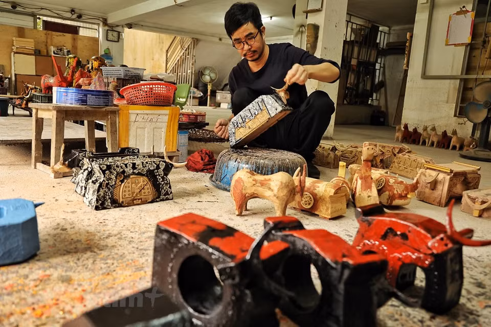 Nguyen Tan Phat es un ciudadano de la tierra Doai, ubicada en la comuna de Son Tay de Hanoi. con talento para dibujar que acompaña de su amor y pasión por aprender el arte tradicional. Tan Phat estudió en la Universidad de Artes Bellas para mejorar su capacidad. Desde 2010 hasta la fecha, ha recibido continuamente múltiples galardones y reconocimientos de Hanoi y muchas localidades, como el primer premio del concurso de diseño de productos artesanales de Hanoi en 2014 y 2019. En 2017, a los 34 años de edad, Nguyen Tan Phat tuvo el honor de recibir el título de "Artesano de Hanoi" por parte del Comité Popular municipal. (Fuente:Vietnam+)