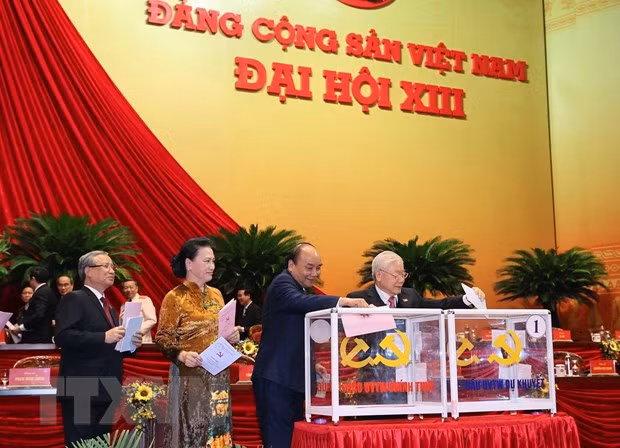 El secretario general del PCV y presidente del país, Nguyen Phu Trong; el primer ministro, Nguyen Xuan Phuc; la presidenta de la Asamblea Nacional, Nguyen Thi Kim Ngan; y el miembro del Buró Político y permanente del Secretariado del órgano rector del PCV, Tran Quoc Vuong, votan por el Comité Central del XIII mandato (Fuente:VNA)