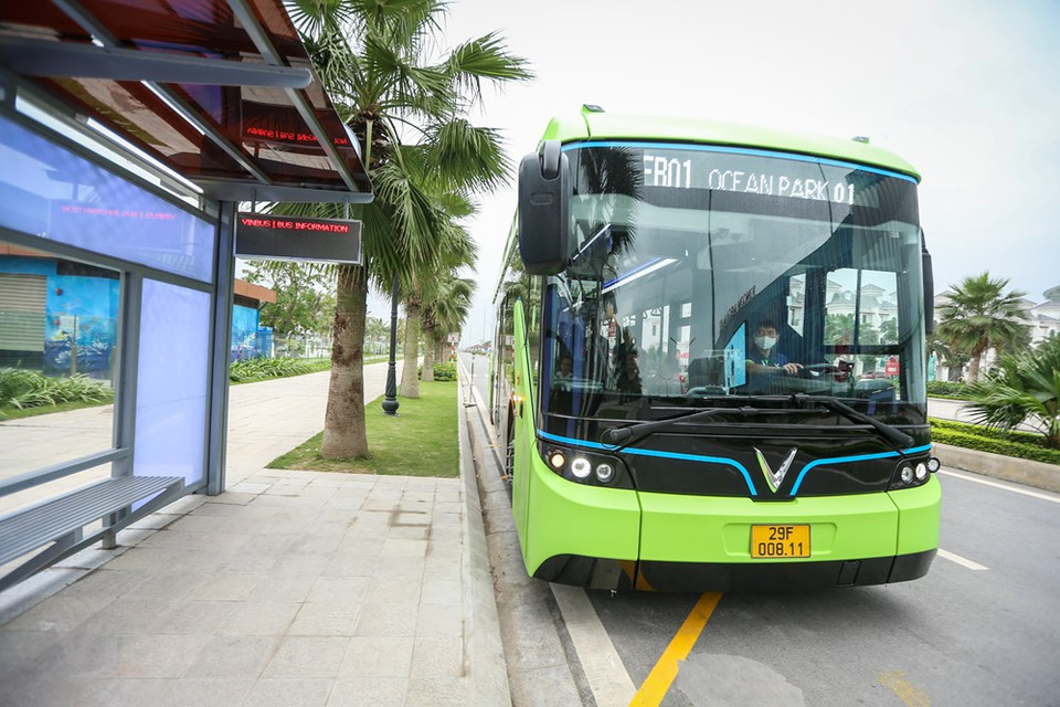 Una vez los autobuses eléctricos VinBus, fabricados y ensamblados por la empresa automotriz vietnamita VinFast se utilicen ampliamente en las provincias y ciudades de Vietnam, se mejorará la situación de las emisiones y la contaminación del aire. Al mismo tiempo, el hecho de poner en funcionamiento los autobuses eléctricos puede contribuir a solucionar otros problemas como el ahorro de combustible. Según el Centro de Gestión de Transporte Público de Hanoi (Departamento de Transporte de Hanoi), se espera que a partir del segundo trimestre de 2021, Hanoi ofrezca la licencia para operar 10 nuevas rutas de los autobuses eléctricos VinBus de la empresa automotriz vietnamita VinFast. (Fuente: Vietnam+)