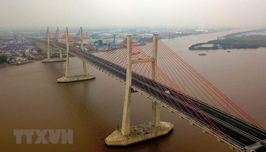 El puente Bach Dang es un cruce importante para extender la autopista Hanoi-Quang Ninh, con vistas a completar el sistema de carreteras a lo largo del eje costero de la región norteña. (Foto: VNA)