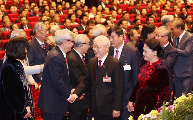 El secretario general y presidente de Vietnam, Nguyen Phu Trong, y la miembro del Buró Político y la presidenta de la Asamblea Nacional, Nguyen Thi Kim Ngan, participan en la apertura de la magna cita (Fuente: VNA)