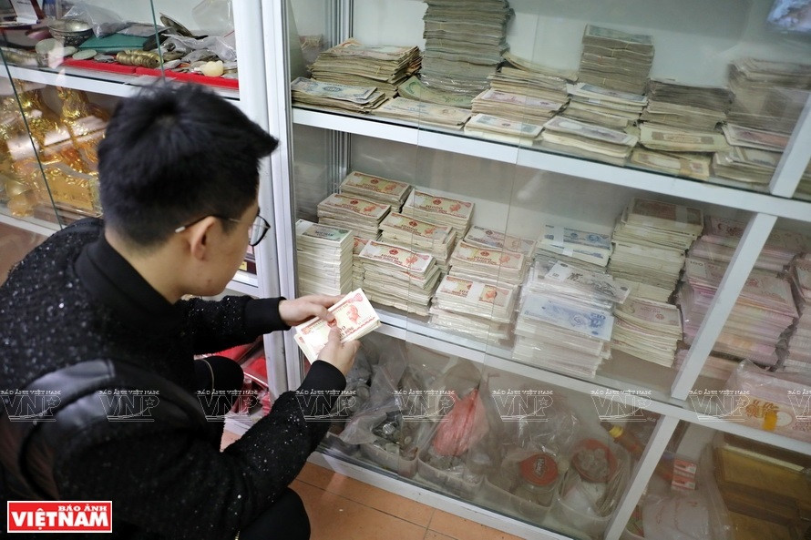 En el almacén de colección de billetes de Van Hung, los dineros antiguos llevan series numéricas especiales y se guardan cuidadosamente (Fuente: VNA)