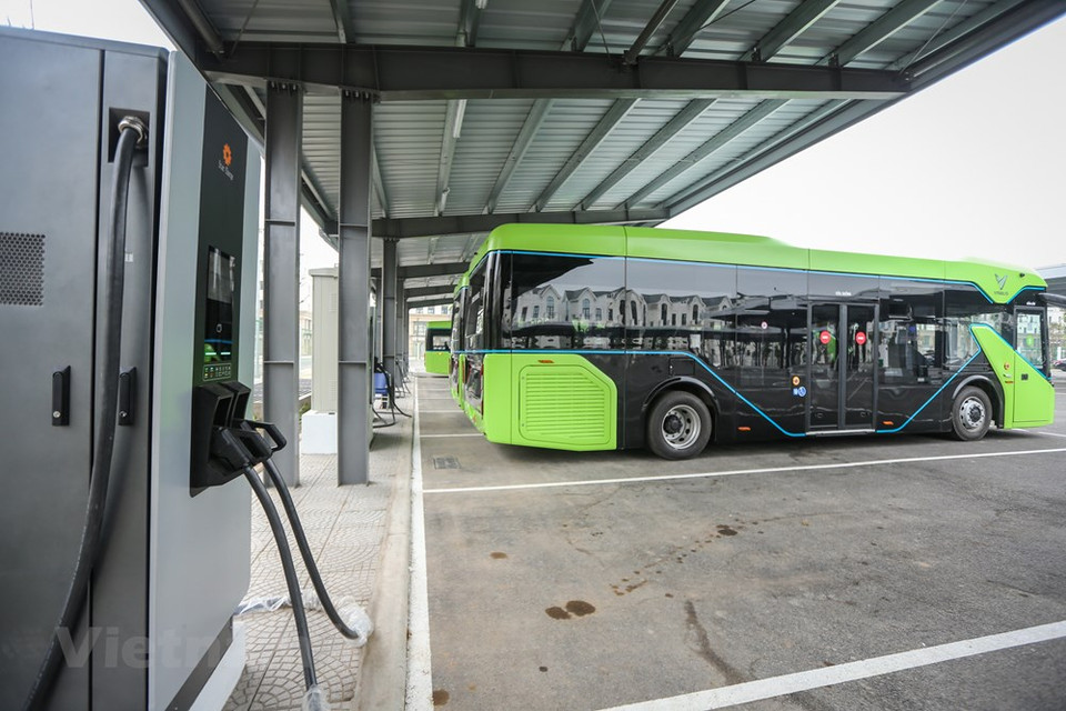 De acuerdo con Nguyen Van Thanh, director general adjunto de la compañía de servicios del transporte VinBus, este modelo de autobús se fabrica y ensambla en la filial del fabricante de automóviles vietnamita VinFast en la ciudad norteña de Hai Phong, y cuenta con muchas tecnologías avanzadas, características inteligentes y seguras de acuerdo con la estrategia de desarrollo de los autos eléctricos inteligentes de VinFast en la actualidad. En el área de concentración de los autobuses VinBus, se encuentra una estación de carga para proporcionar energía para el funcionamiento de cada vehículo. Cabe destacar que el suministro de energía a los autobuses VinBus será a través de un sistema de energía solar instalado en el techo del estacionamiento. (Fuente: Vietnam+)