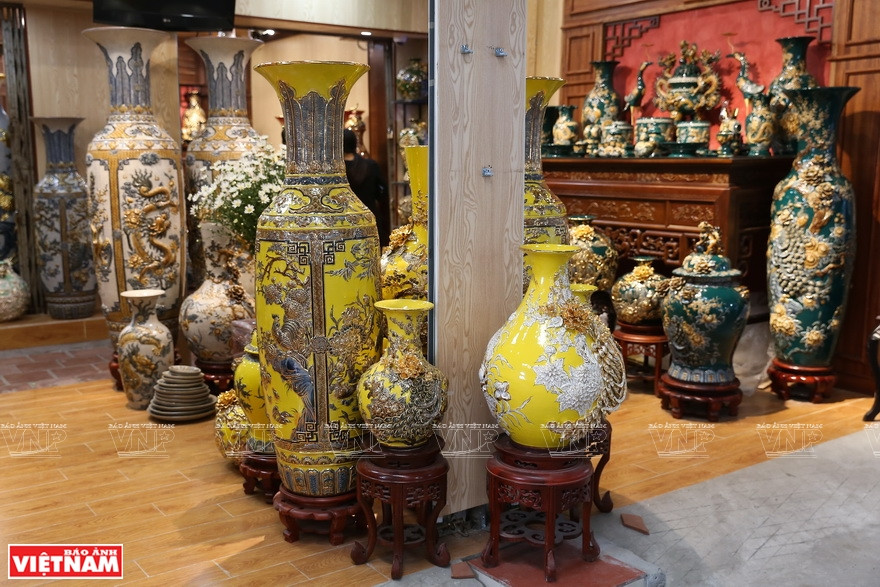 Con una amplia variedad de productos, Bat Trang atrae a turistas nacionales y extranjeros. (Fuente: VNA)