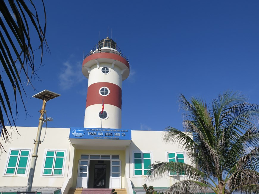 El faro en la isla de Son Ca tiene 28 metros de altura y un alcance efectivo de 15 millas náuticas. Fue puesto en funcionamiento en 2010. (Foto: VNA)