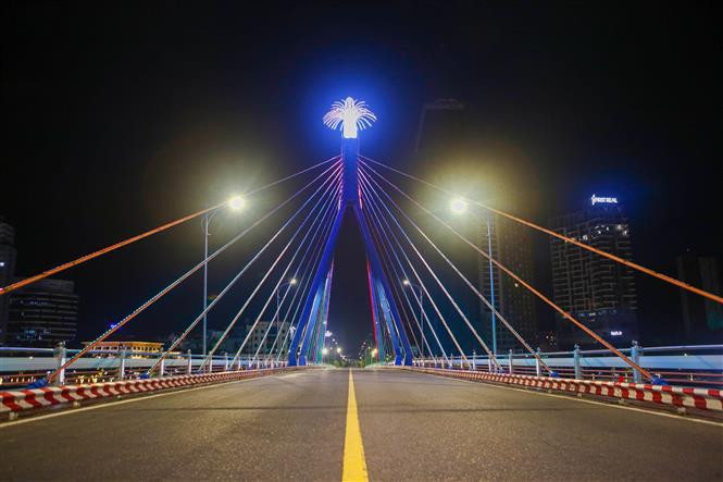 Sin la presencia de los transeúntes, el puente del río Han aún conserva su belleza en estos días de la aplicación de medidas del distanciamiento social contra el COVID-19. (Fuente: VNA)