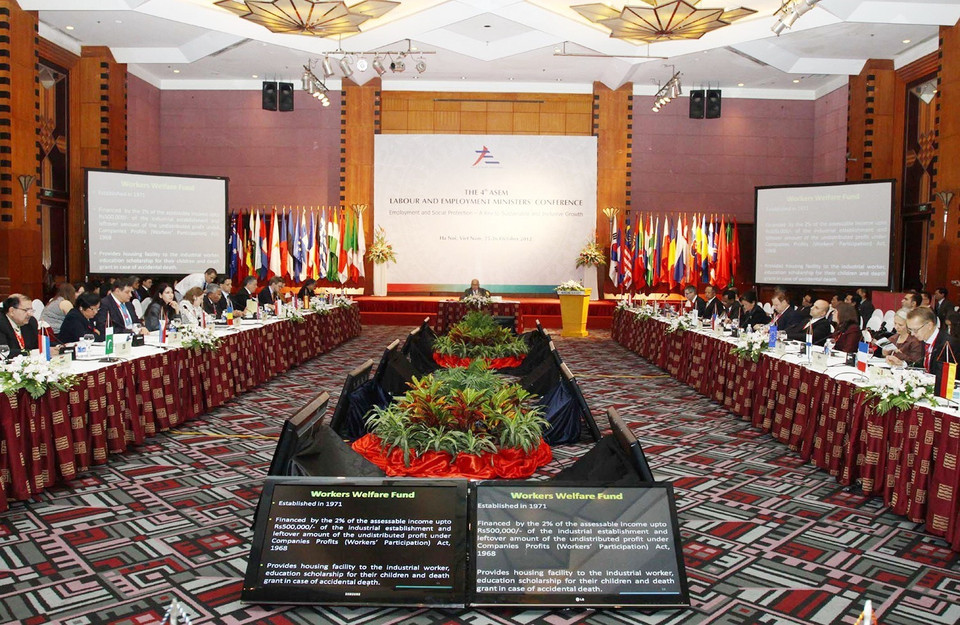 La segunda sesión plenaria de la IV Reunión Ministerial de la ASEM sobre el trabajo y el empleo, el 25 de octubre de 2012 en Hanoi. (Foto: VNA)