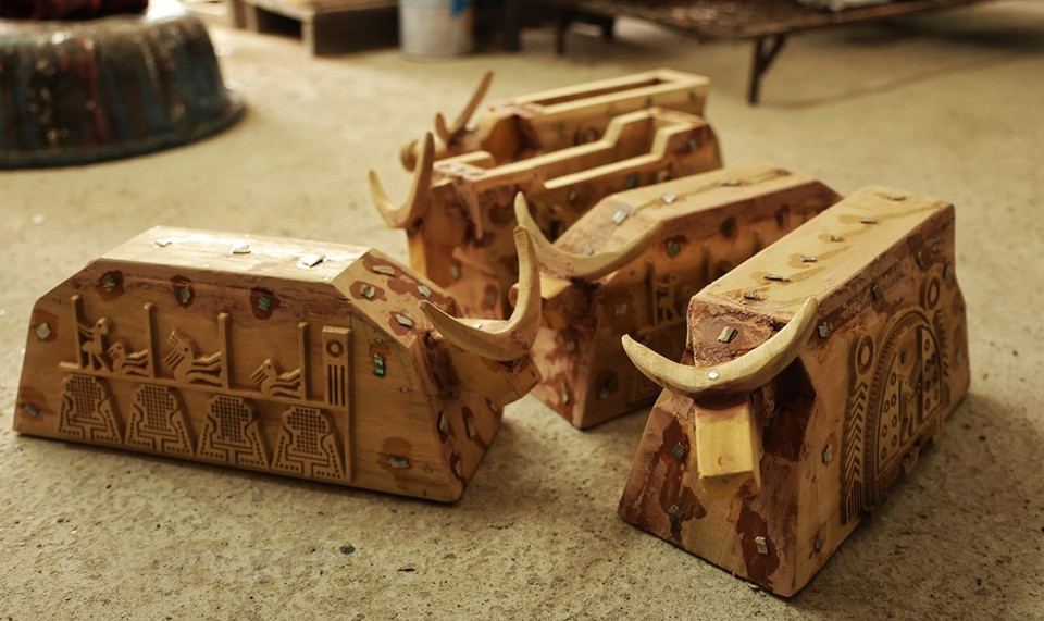 Según el artesano Nguyen Tan Phat, cada búfalo tiene que pasar por docenas de etapas, desde la creación de la idea y dar forma al bloque de madera, hasta recubrirlo luego con capas de pintura, secar, pulir y pintar, entre otras, por lo que se necesitan casi un mes para completar una sola obra de búfalo. El maestro Nguyen Tan Phat reiteró que debido a que está completamente hecho a mano, cada búfalo será una versión diferente con diferentes líneas, patrones, colores, tamaños y originalidad. Cada capa de pintura necesita tiempo para secarse antes de agregar otra o proceder a realizar el siguiente paso. (Fuente:Vietnam+)