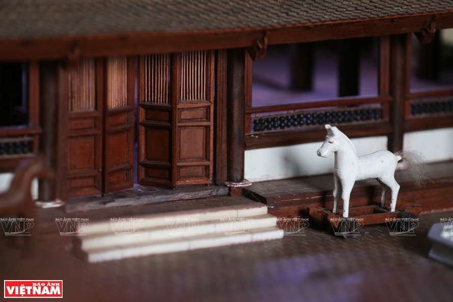 La puerta del templo comunal es el detalle con el que Lac Hung está más satisfecho porque se puede abrir y cerrar como la original. (Fuente: VNA)