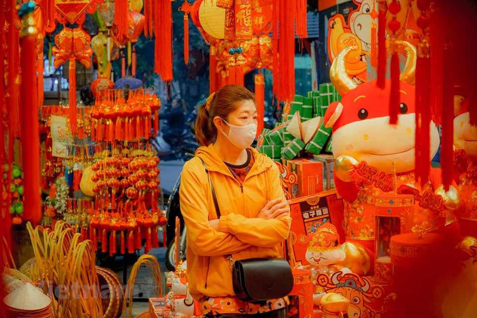 2021 es el año del búfalo. En el conocimiento vietnamita de los animales, el del búfalo es el más antiguo. Su imagen se ha mostrado en todas las áreas de la vida espiritual durante miles de años. La cultura vietnamita reconoce al búfalo como uno de los animales sagrados. Muchos templos tienen estatuas de búfalos talladas. La arqueología ha descubierto que al comienzo de la construcción de la nación había numerosas imágenes de búfalos en diferentes instituciones religiosas y sociales. El búfalo también aparece en el tesoro del folclore con muchos versos, rompecabezas, cuentos de hadas y leyendas. Puede decirse que el búfalo para el granjero es un amigo fiel, apegado a la gente durante miles de años, al igual que el bambú que se adhiere a los caminos de las aldeas, jardines, esquinas, patios de cada familia, cada aldea en el país indochino. (Fuente:Vietnamplus)