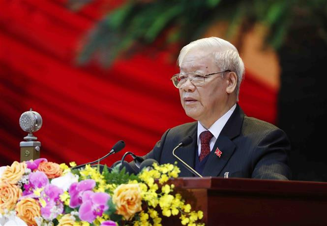 El secretario general y presidente de Vietnam, Nguyen Phu Trong, pronuncia el Informe Político del Comité Central del PCV en el mandato XII y los documentos presentados al Congreso. (Fuente: VNA)