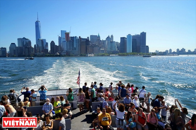 Cada día centenares de embarcaciones transportan a turistas desde Manhattan a la Estatua de la Libertad. 