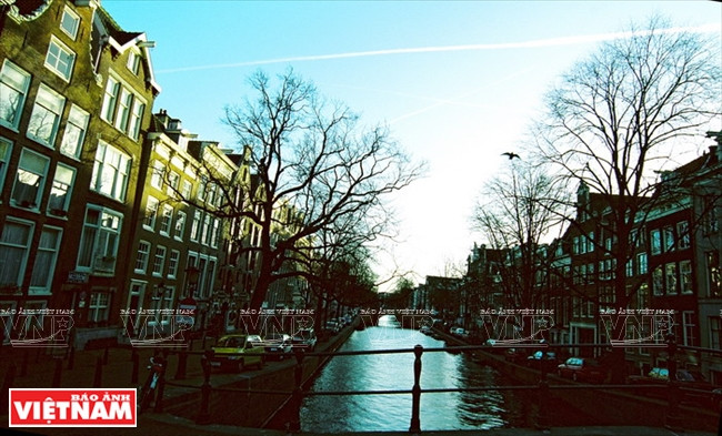 Canales dentro de Ámsterdam, Holanda.