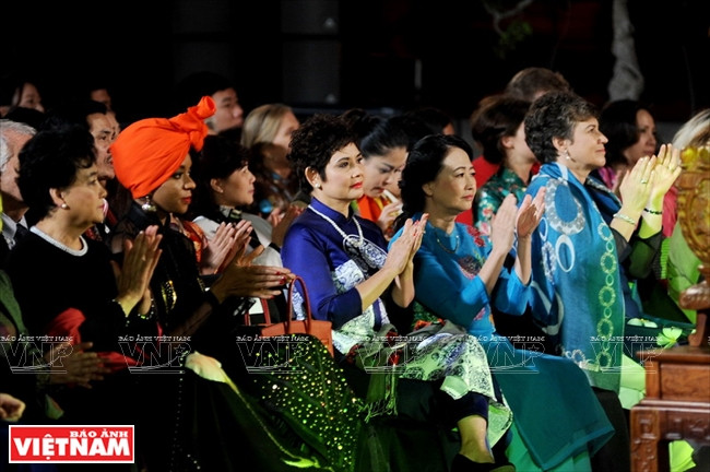 Las invitadas también llevaron Ao Dai