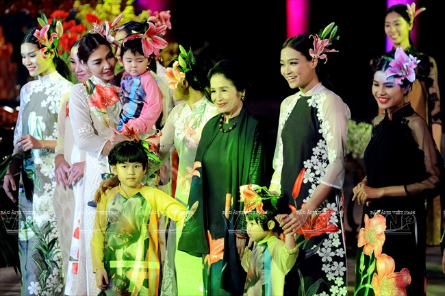 La artista del pueblo, actriz del cine revolucionario Tra Giang (entre dos niños) y la colección 'Lirio', símbolo de la lealtad y la indulgencia 