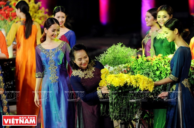 La cantante Vu Dau, artista meritoria, (de púrpura) con 'Orquídea'