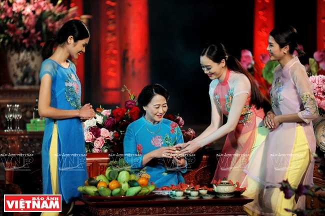 La artista del pueblo, actriz Nhu Quynh (sentada) con la colección 'Margarita'