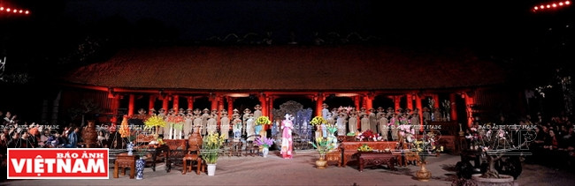 El festejo se celebró anoche en ocasión del Día Internacional de la Mujer. El escenario fue decorado con muebles de madera producidos en la conocida aldea de ese oficio tradicional Dong Ky, en la provincia norteña de Bac Ninh.