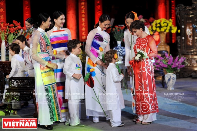 La embajadora italiana, Cecilia Piccioni, en Ao Dai rojo de la colección 'Tulipa'