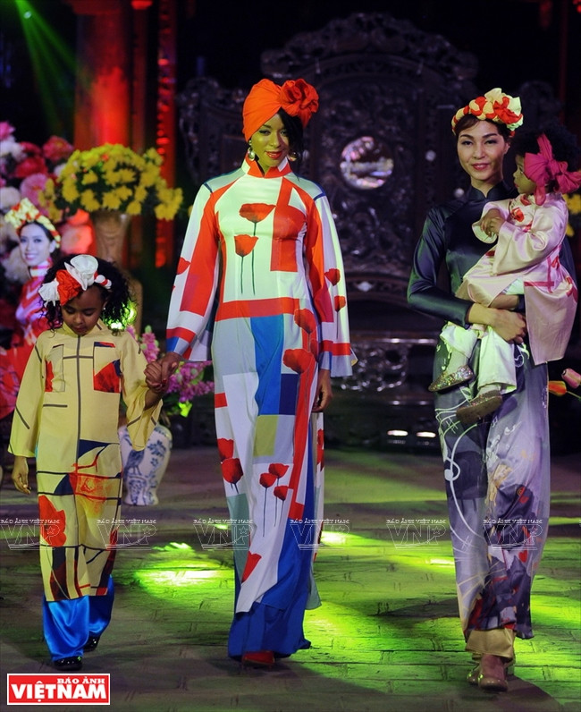 La esposa del embajador haitiano, Jovana Benoit, y 'Amapola'