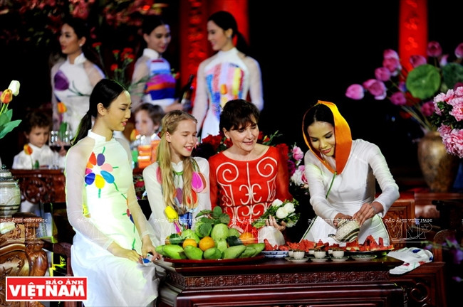 La embajadora italiana, Cecilia Piccioni, en espacio del Tet (Año Nuevo Lunar) tradicional de Vietnam