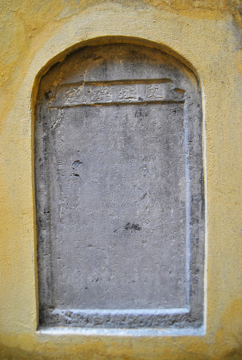 El templo conserva decenas de estelas y otros objetivos con valor histórico y cultural.