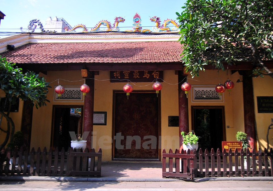 En el Este se encuentra el templo Bach Ma (Caballo Blanco).