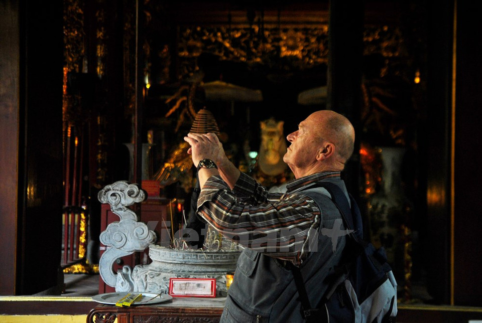 Situado en el centro del casco antiguo, el templo Bach Ma atrae gran interés de viajeros extranjeros.