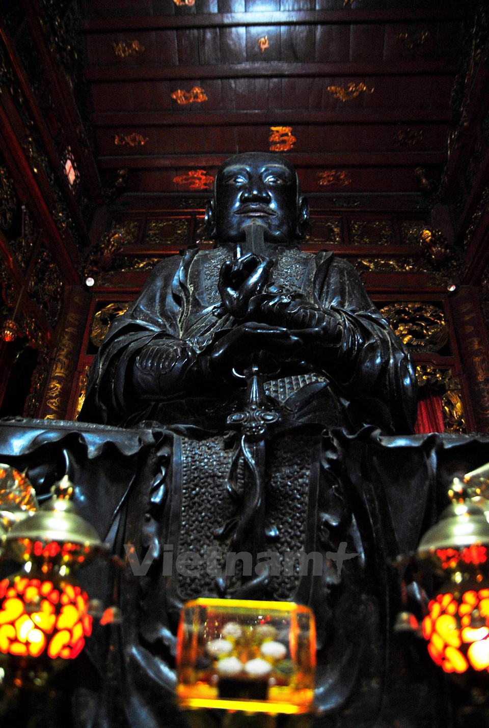 Estatua de bronce negro de Huyen Thien Tran Vu. Tiene altura de casi cuatro metros y perímetro de ocho metros. El dios agarra una espalda abrazada por una serpiente y sustentada por una tortuga.
