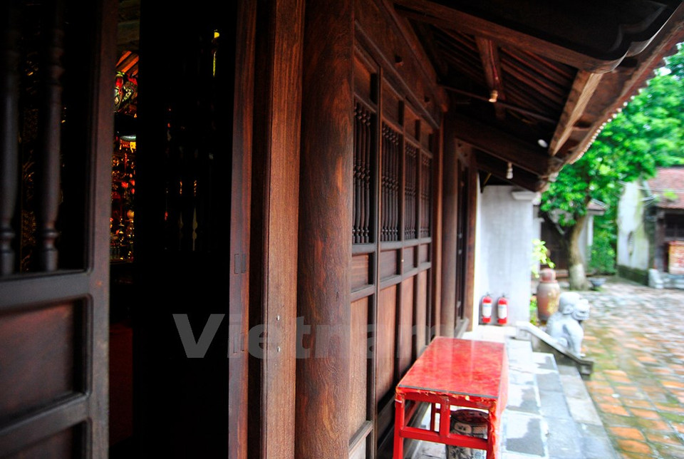 Una vista de la entrada y el techo