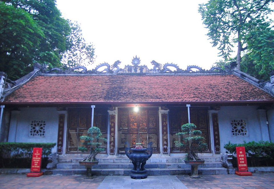 En el Oeste, el templo Voi Phuc (Elefante Prosternado) rinde homenaje al dios Linh Lang. 