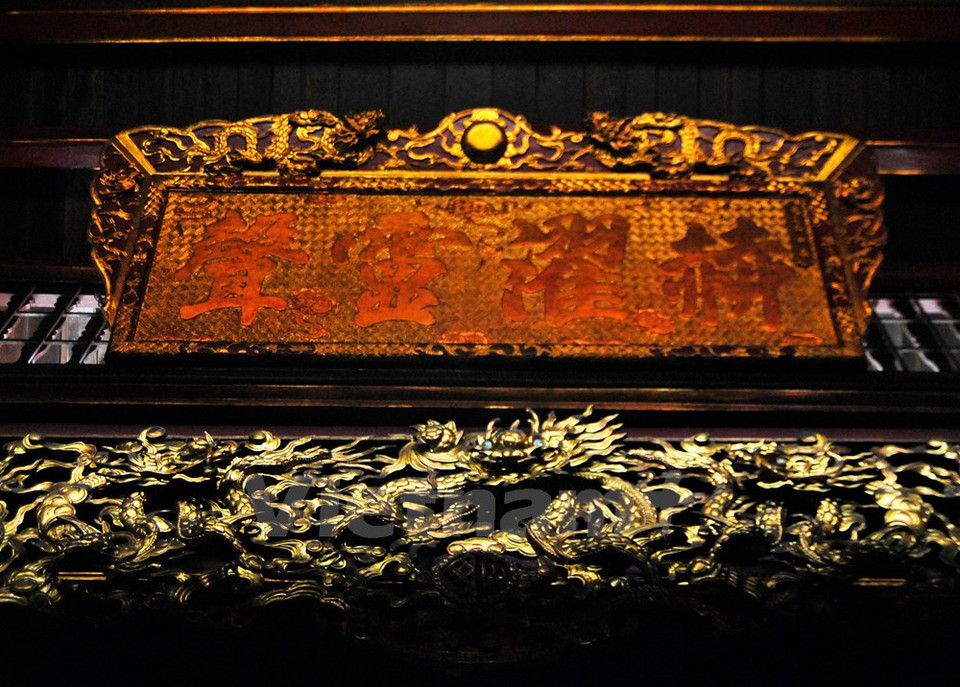 Todas las partes son decoradas con grabados artísticos. 