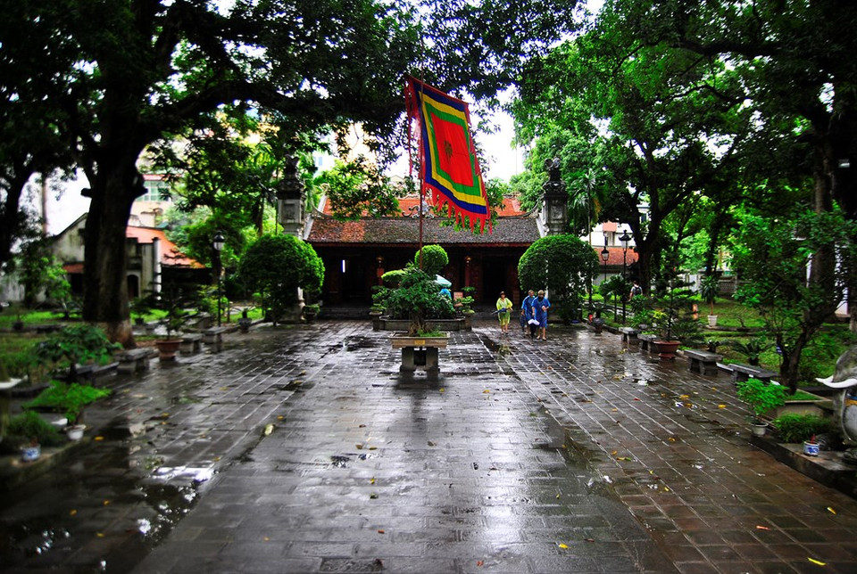 El templo se localiza entre los lagos Oeste y Truc Bach.