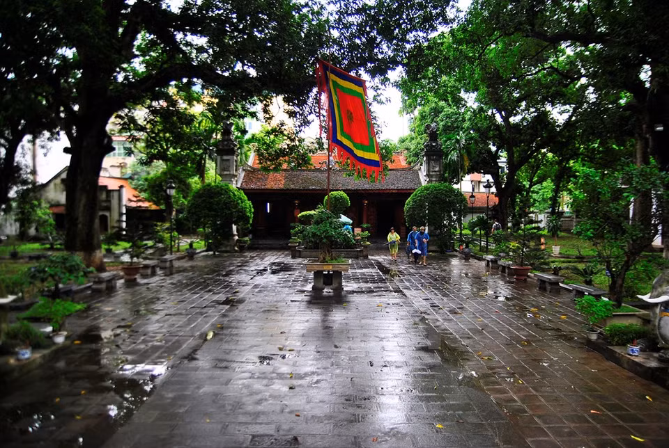 El templo se localiza entre los lagos Oeste y Truc Bach.