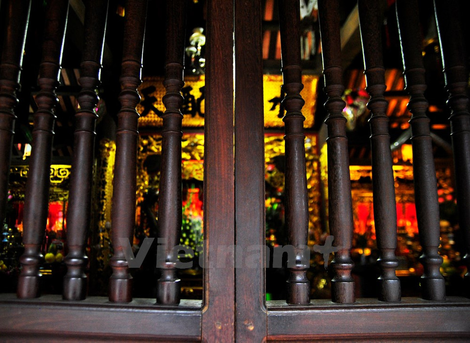 Puerta principal de madera con rejas típicas 