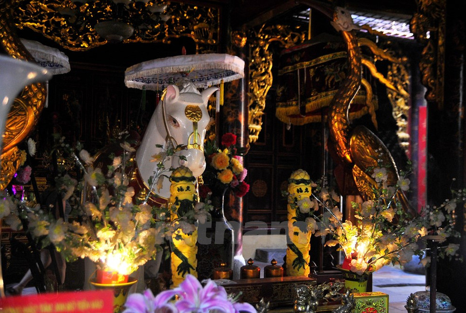 El templo es lugar de culto al dios Long Do, simbolizado por el caballo blanco, quien protege la vida de los pobladores, según la creencia folclórica.