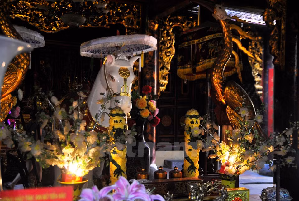 El templo es lugar de culto al dios Long Do, simbolizado por el caballo blanco, quien protege la vida de los pobladores, según la creencia folclórica.