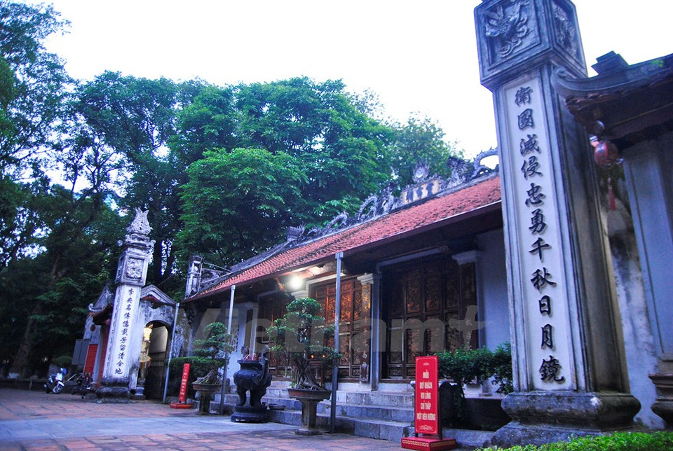 La obra se localiza en medio del Jardín zoológico. 