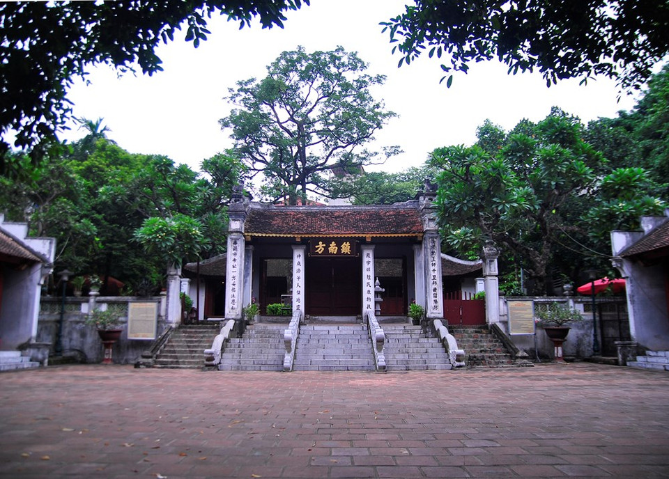 La construcción está situada en un montículo. 