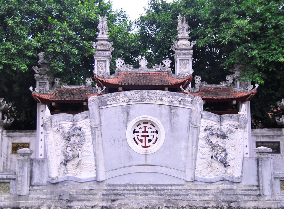 En el Sur, el templo Kim Lien (Loto Dorado) homenajea a Cao Son Dai Vuong, quien según la leyenda fue un hijo de Lac Long Quan (Padre Dragón) y Au Co (Madre Hada), los primeros ancestros del pueblo.