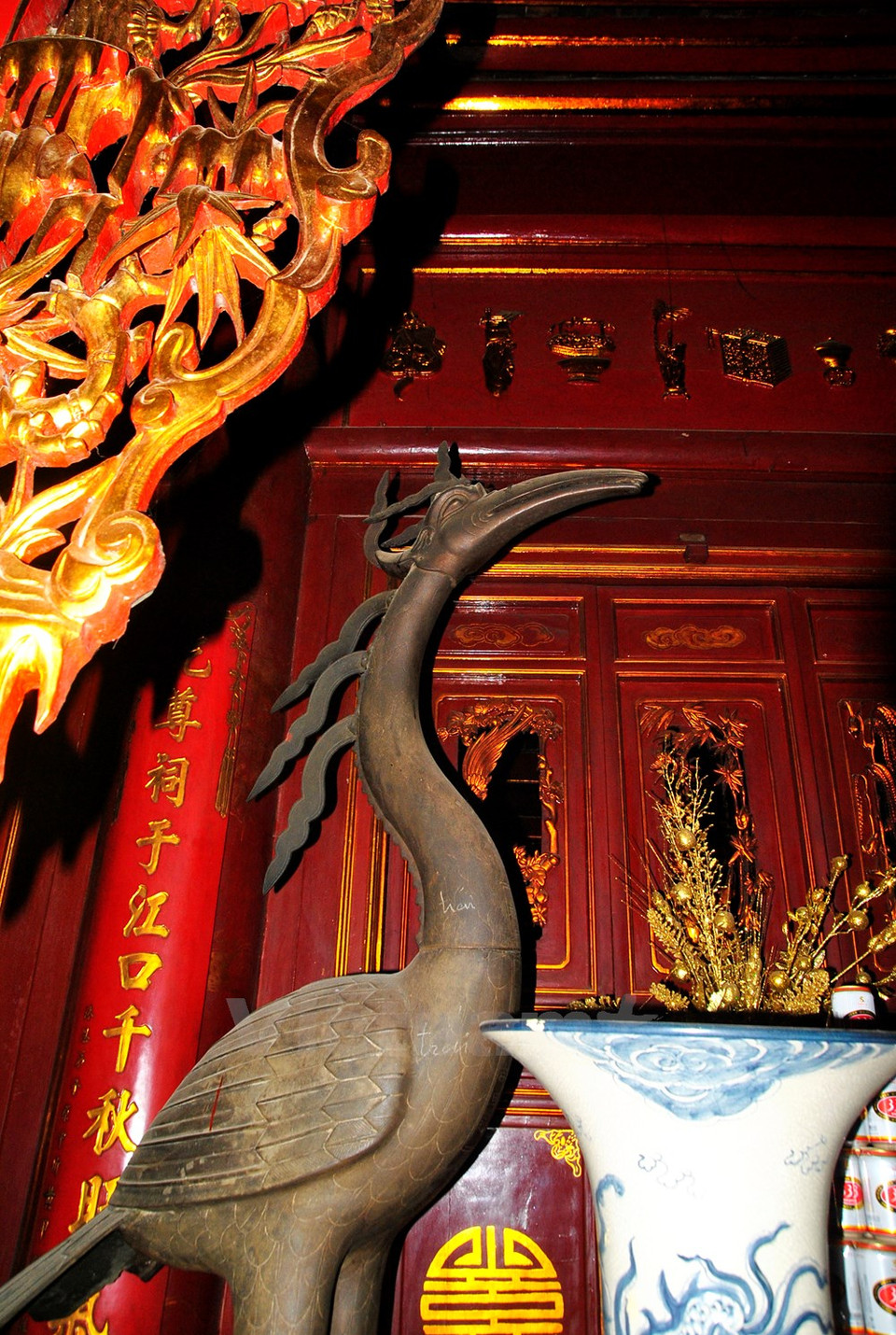 Estatua maderera de dios grulla.