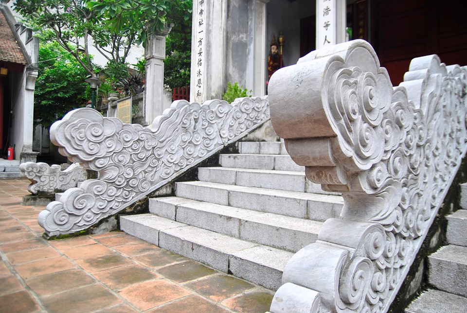 Grabados en piedra describen nubes