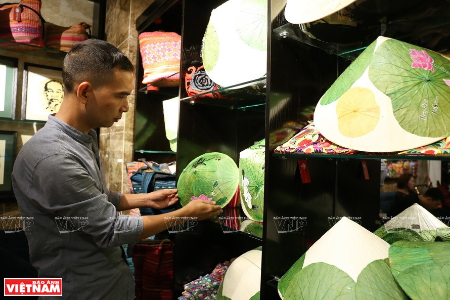 Kieu Cao Dung ha traído en Hanoi obras de hojas de loto al turismo y la vida cotidiana (Fuente: VNA)