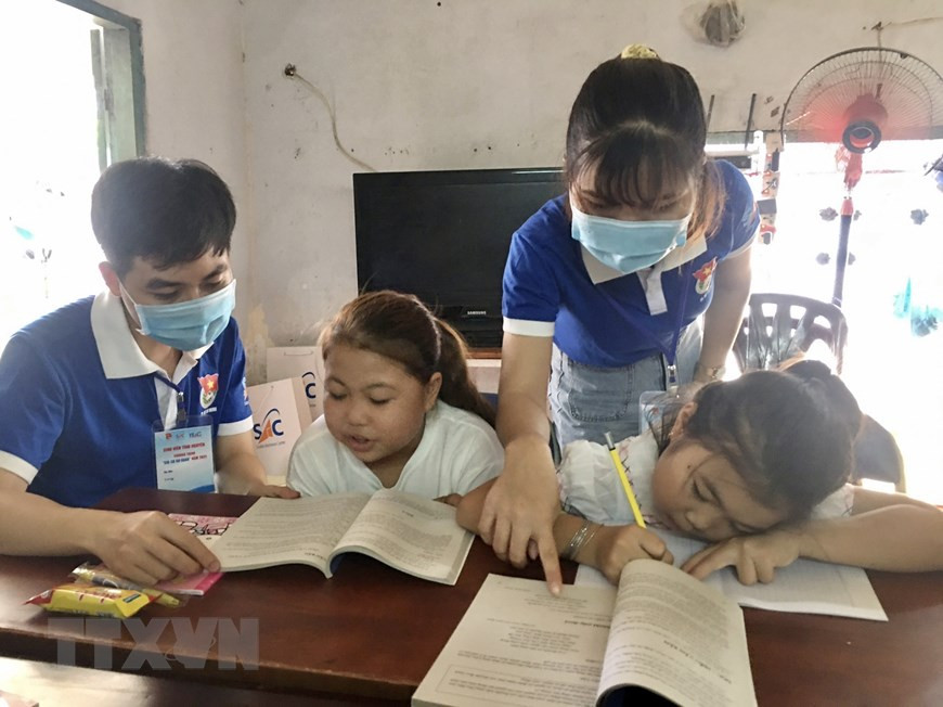 Clases gratuitas impartidas por los estudiantes voluntarios en el equipo de tutores de camiseta azul a los estudiantes pobres en el barrio de Thao Dien, ciudad de Thu Duc (Foto: VNA)