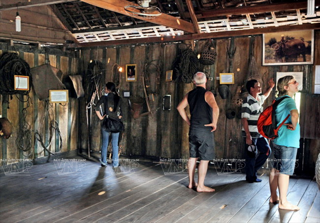 La casa donde se exponen herramientas de caza y doma que utilizó el legendario Ama Kong (1910 – 2012). Fue descendiente del llamado “primer rey de elefantes” Khun Ju Nop. Ama Kong capturó 289 de estos animales y obtuvo el récord nacional (Fuente: VNA)