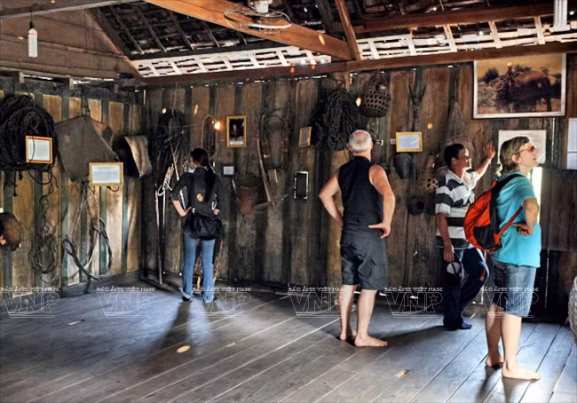 La casa donde se exponen herramientas de caza y doma que utilizó el legendario Ama Kong (1910 – 2012). Fue descendiente del llamado “primer rey de elefantes” Khun Ju Nop. Ama Kong capturó 289 de estos animales y obtuvo el récord nacional (Fuente: VNA)