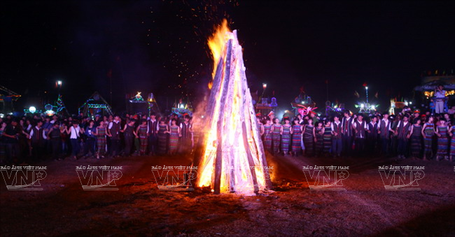 Los residentes locales les invitarán a sentarse al lado del fuego, tomar alcohol con absorvente y bailar al ritmo de las danzas con el gong. (Fuente: VNA) 